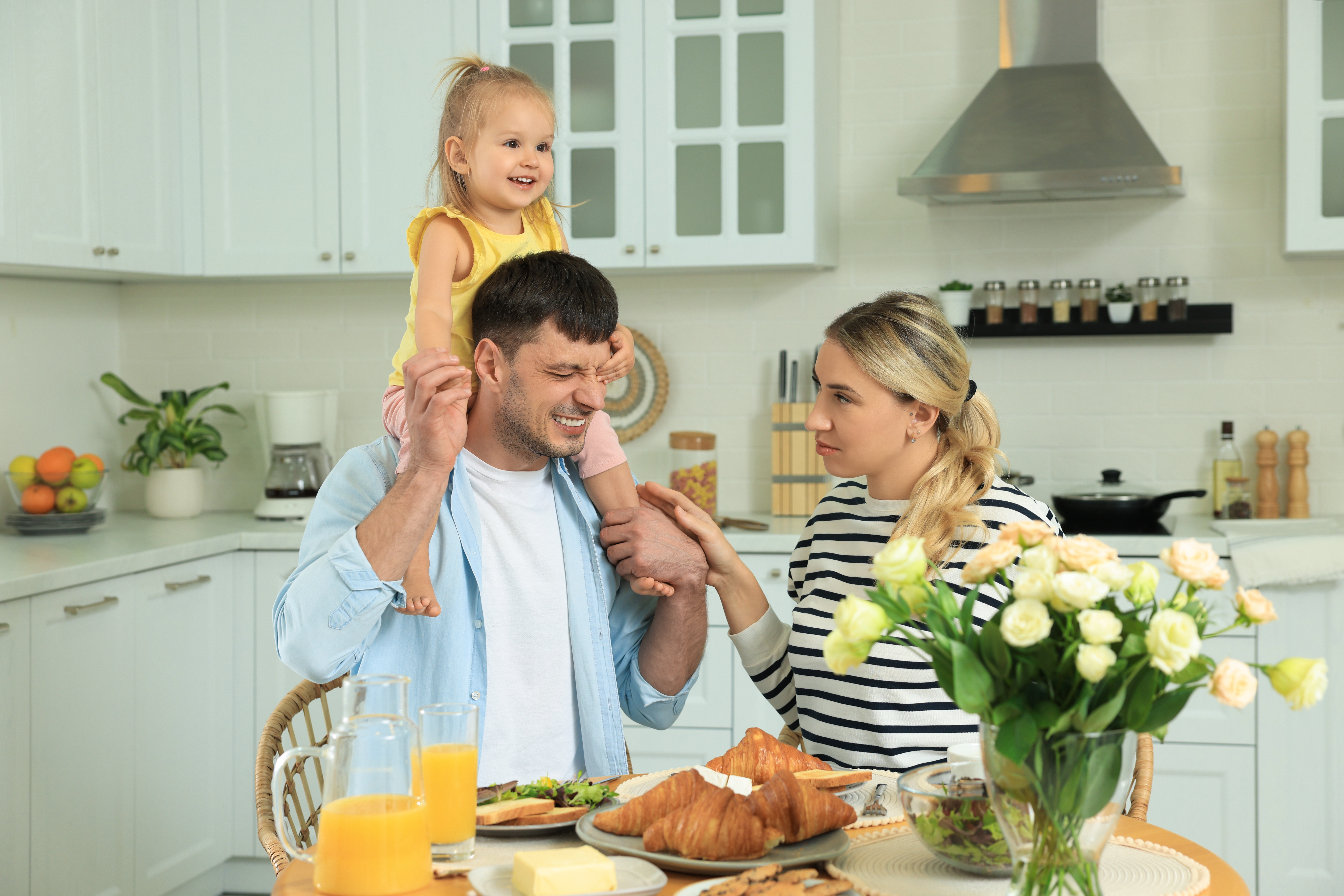 /media/0p0bawwi/happy-family-having-fun-during-breakfast-in-kitche-2026-01-28-00-08-23-utc.jpg