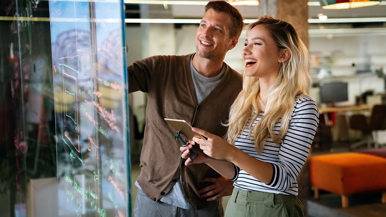 Επαγγελματίες μπροστά σε βιτρίνα