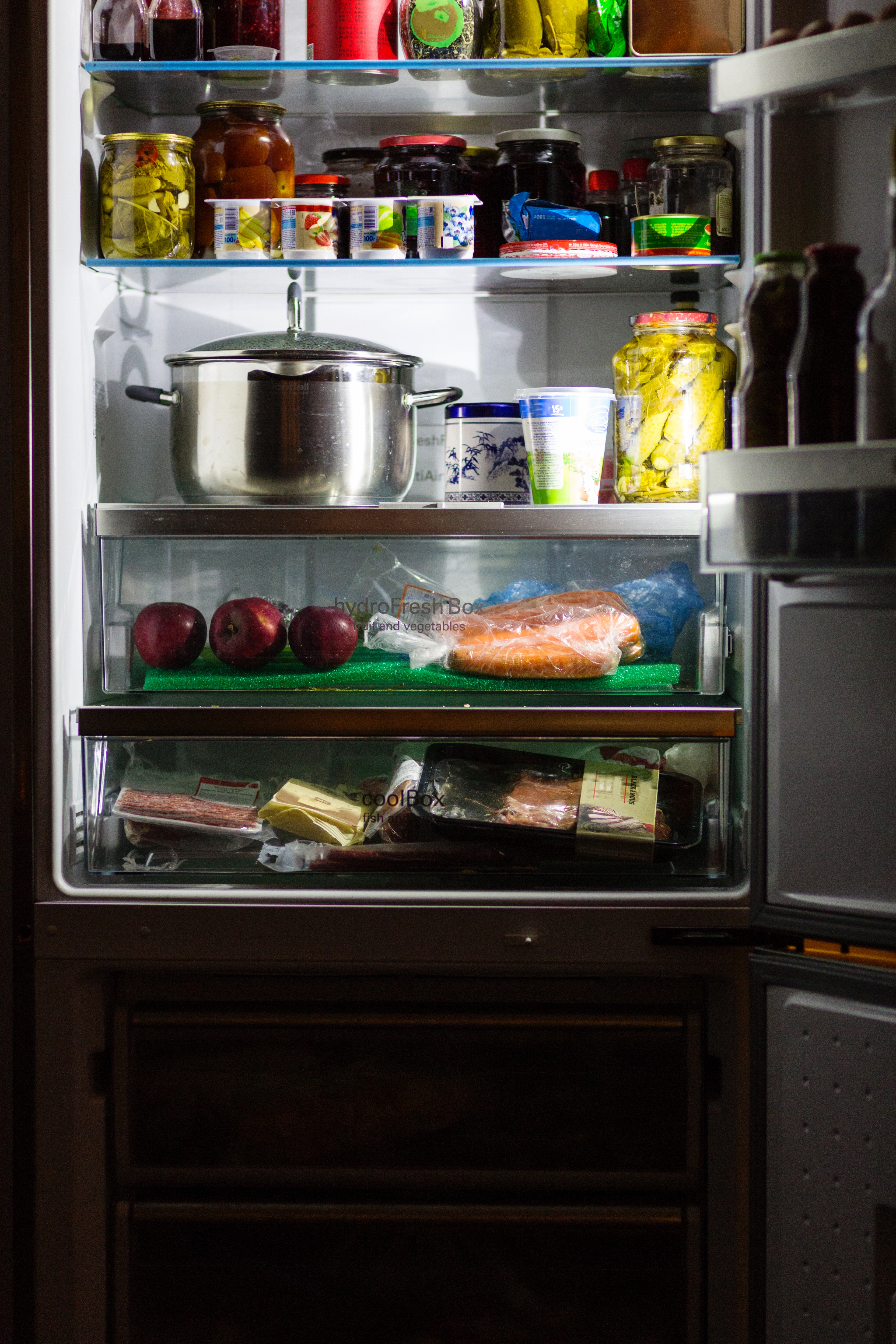 /media/b04n0i3m/home-refrigerator-with-food-on-shelves-2024-11-07-13-24-12-utc.jpg