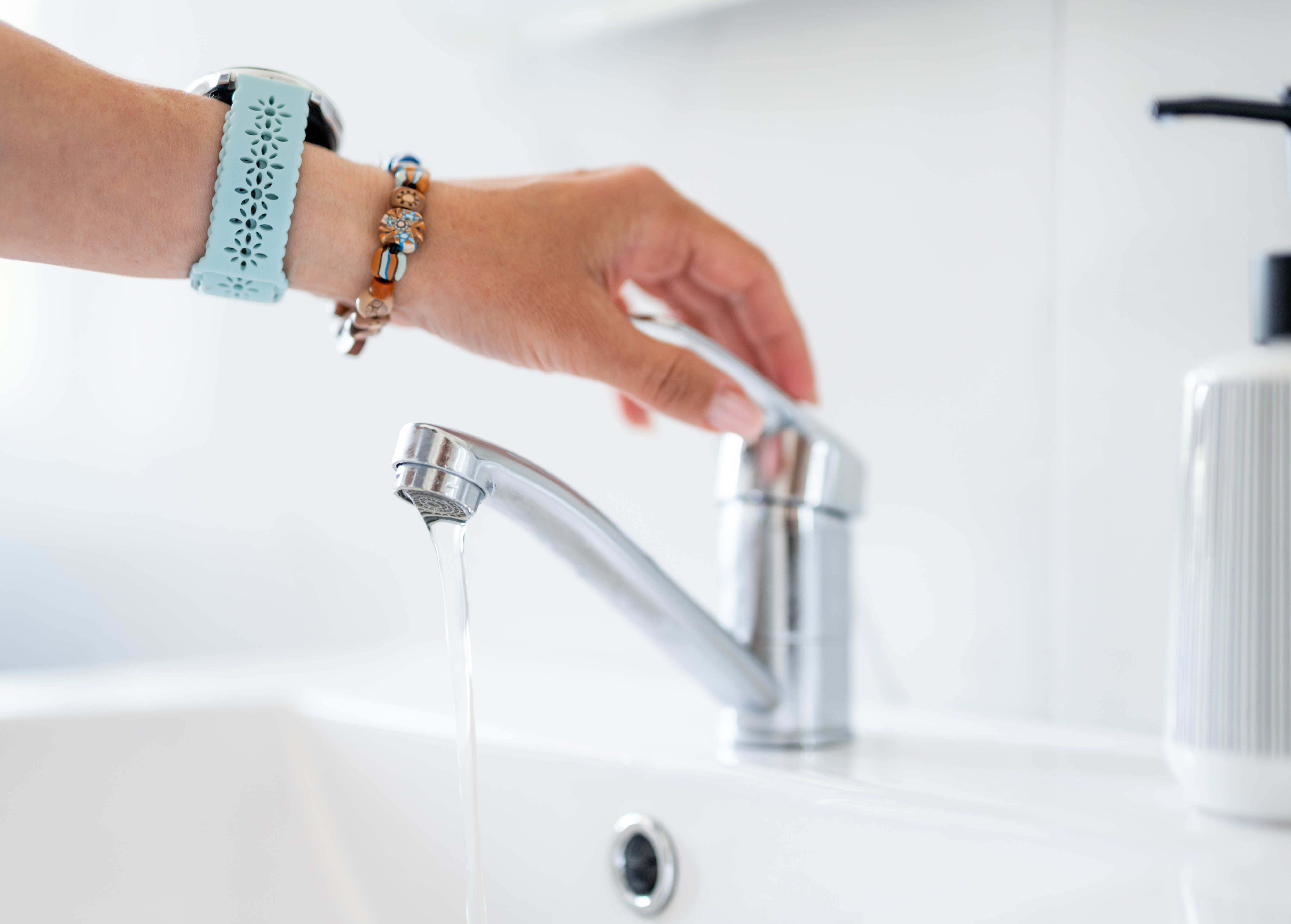 /media/dmbaia2z/running-faucet-with-hand-adjusting-water-temperatu-2026-03-26-03-27-03-utc.jpg