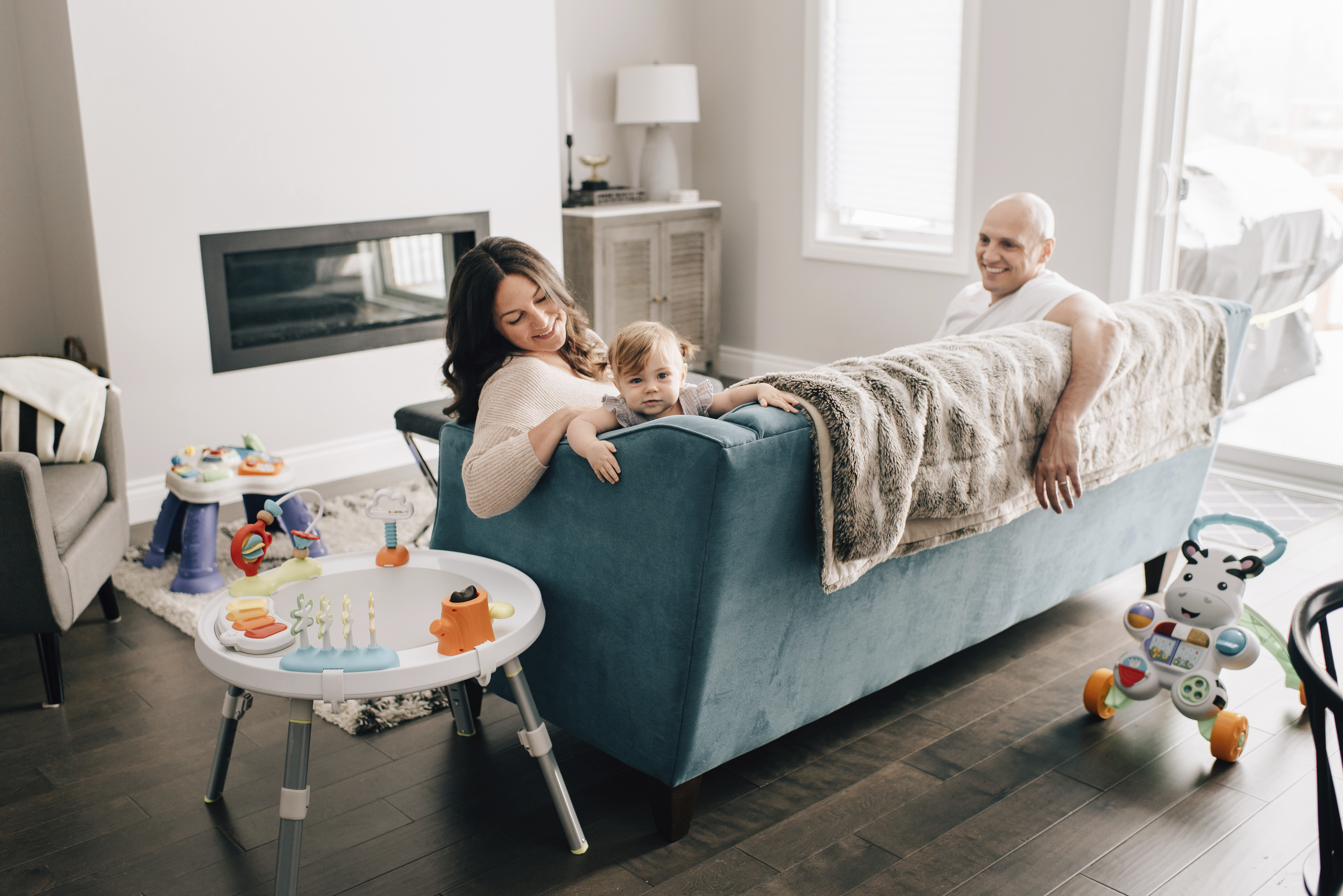 /media/em5f2sym/family-relaxing-together-on-a-turquoise-couch-indo-2026-01-09-10-01-57-utc.jpg