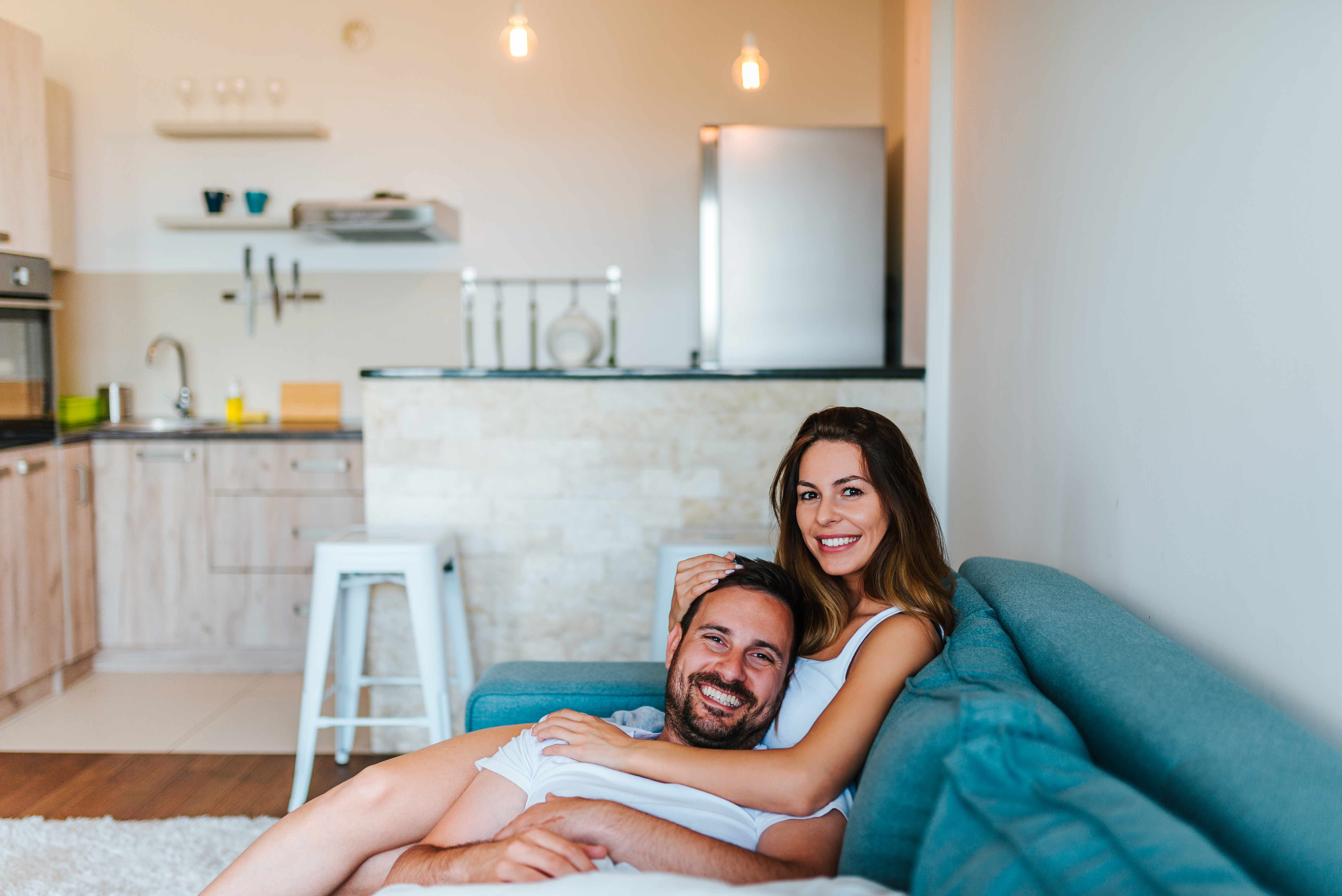 Ζευγάρι στον καναπέ - οικιακό τιμολόγιο