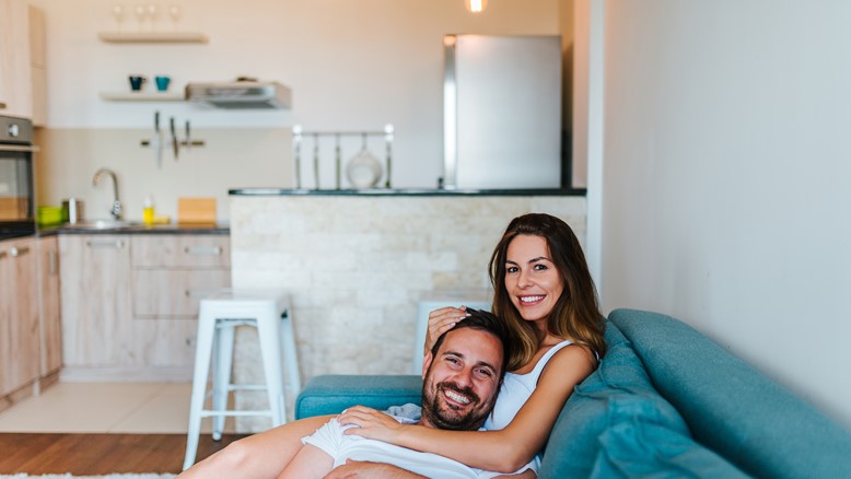 Ζευγάρι στον καναπέ - οικιακό τιμολόγιο