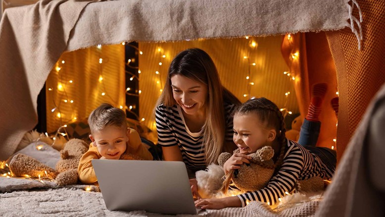 Οικογένεια στον καναπέ με φορητό