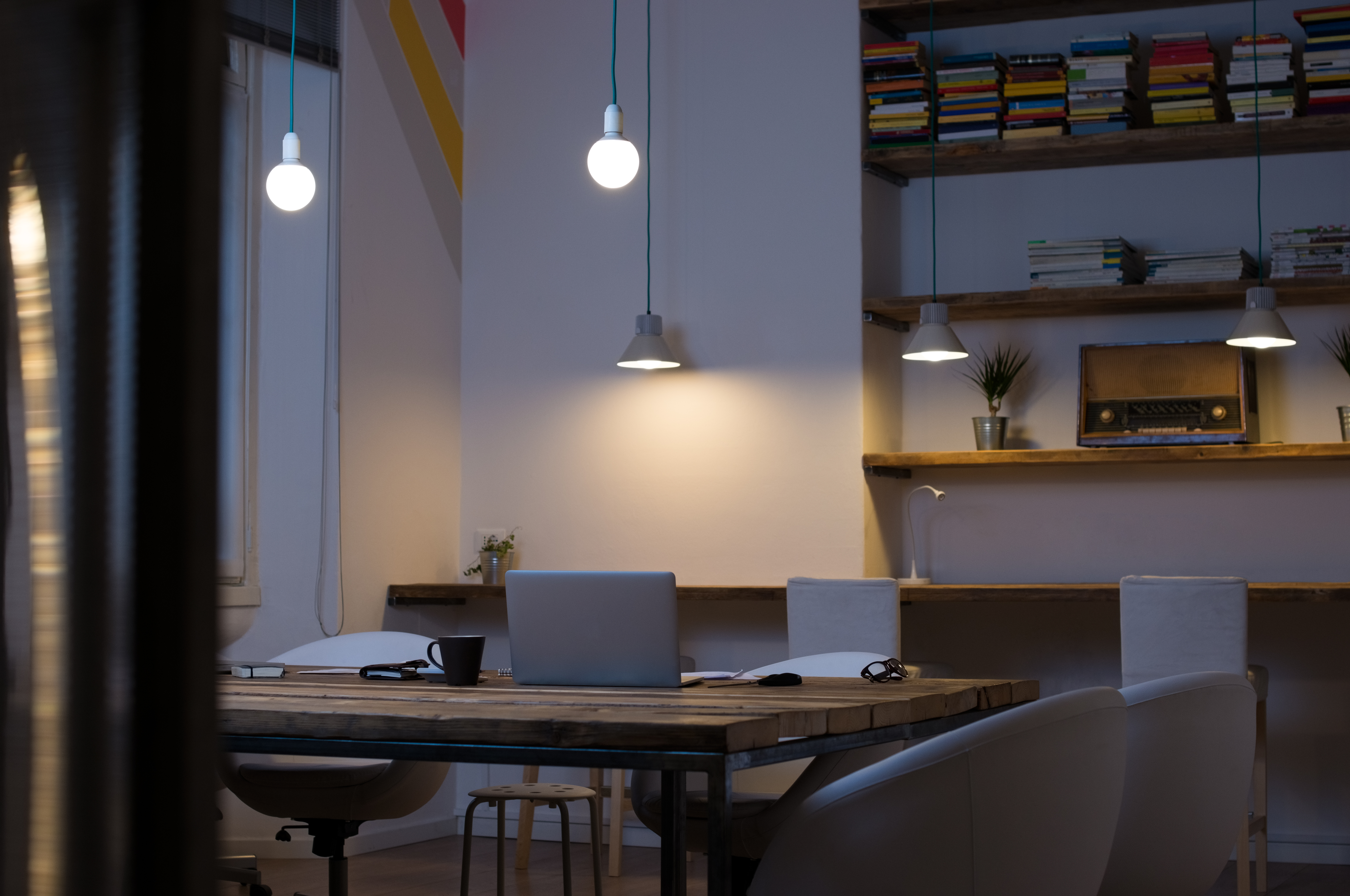 /media/k4rpno14/empty-office-at-night-2026-03-17-09-02-06-utc.jpg
