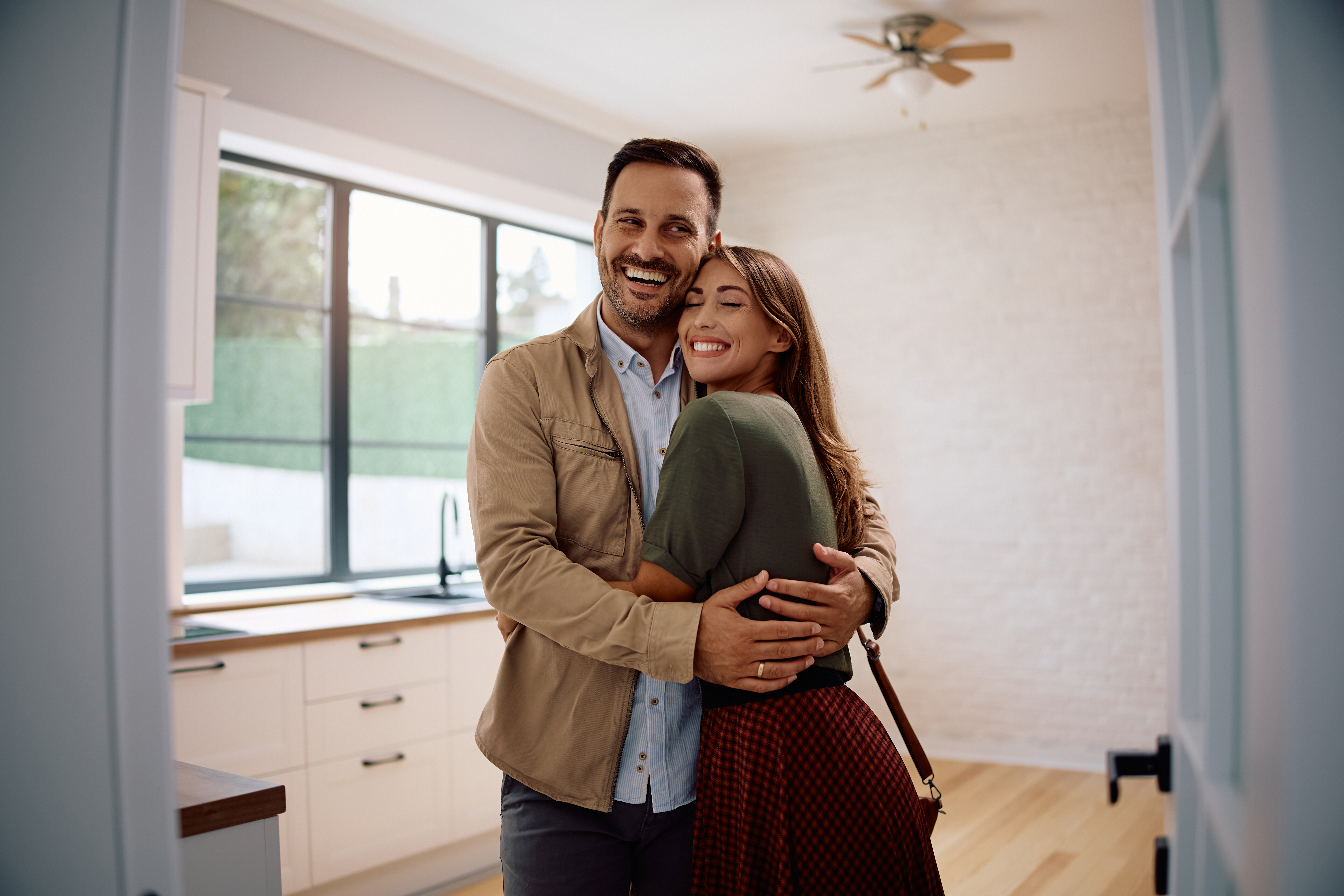 /media/lk5bnwyz/happy-couple-standing-embraced-in-their-new-home-2026-01-06-10-30-36-utc.jpg