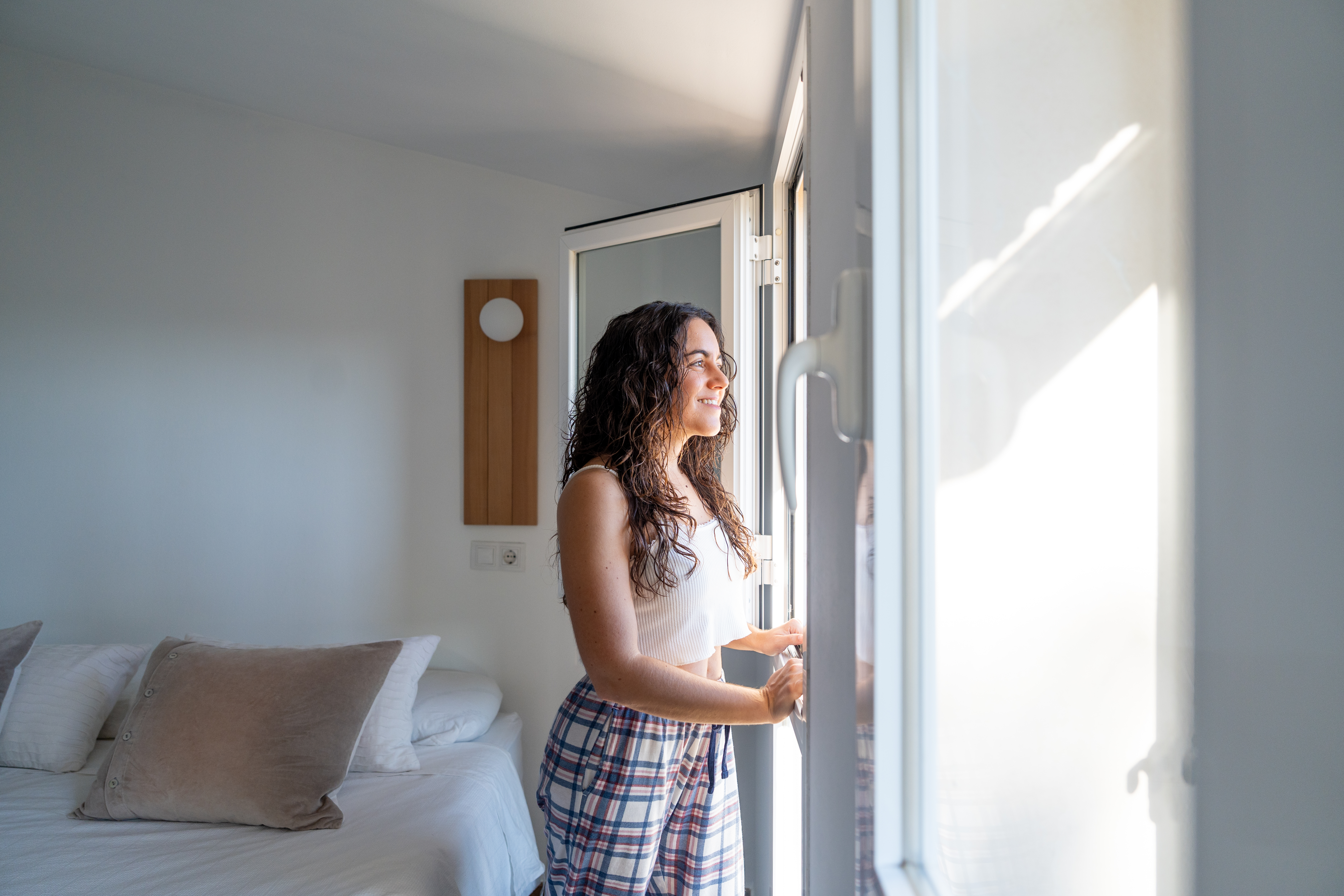 /media/ol3g4tsa/woman-standing-by-window-in-bedroom-looking-out-2026-03-26-23-29-34-utc.jpg
