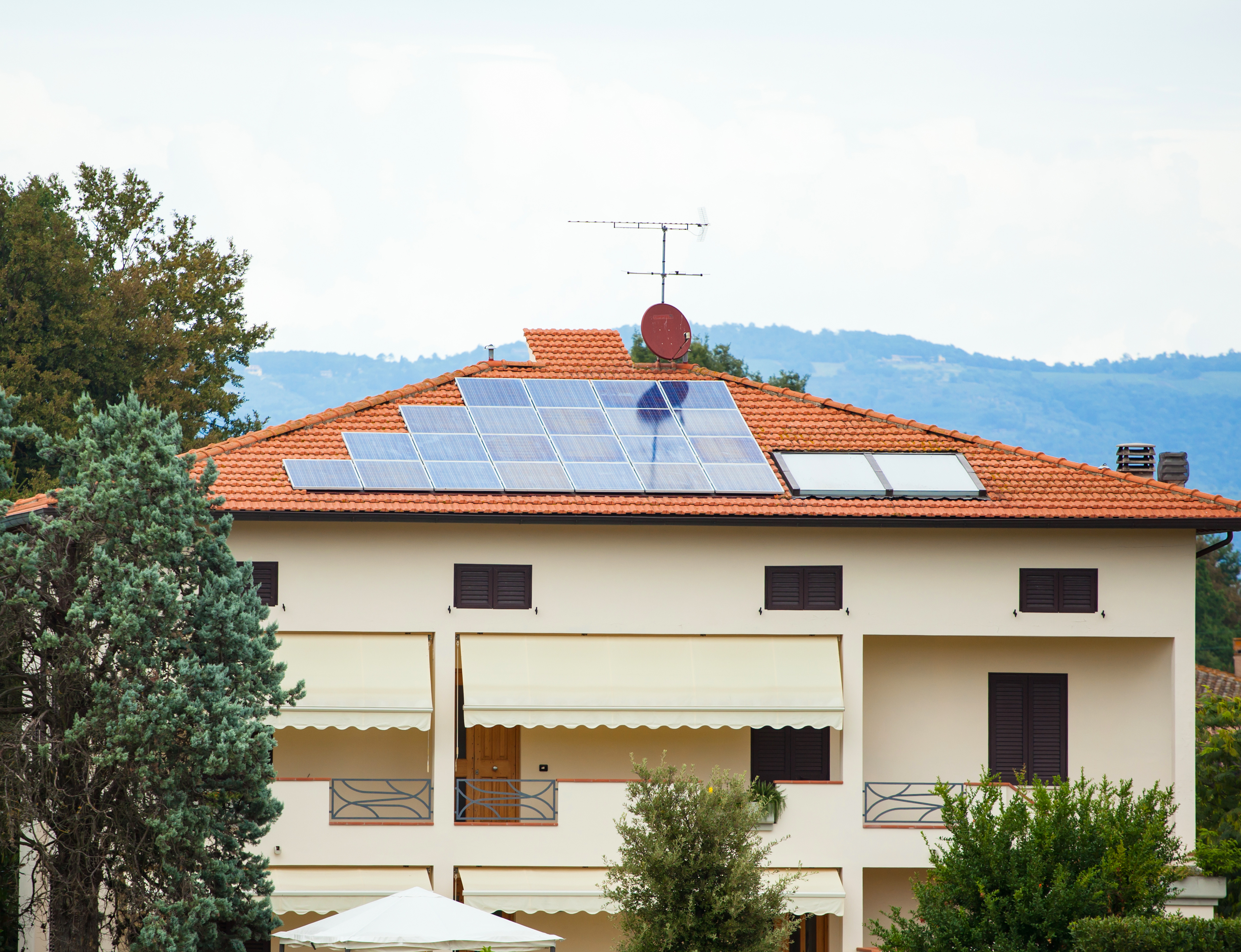 /media/vswcp4cw/house-with-solar-panels-on-the-roof-2026-01-09-01-00-49-utc.jpg