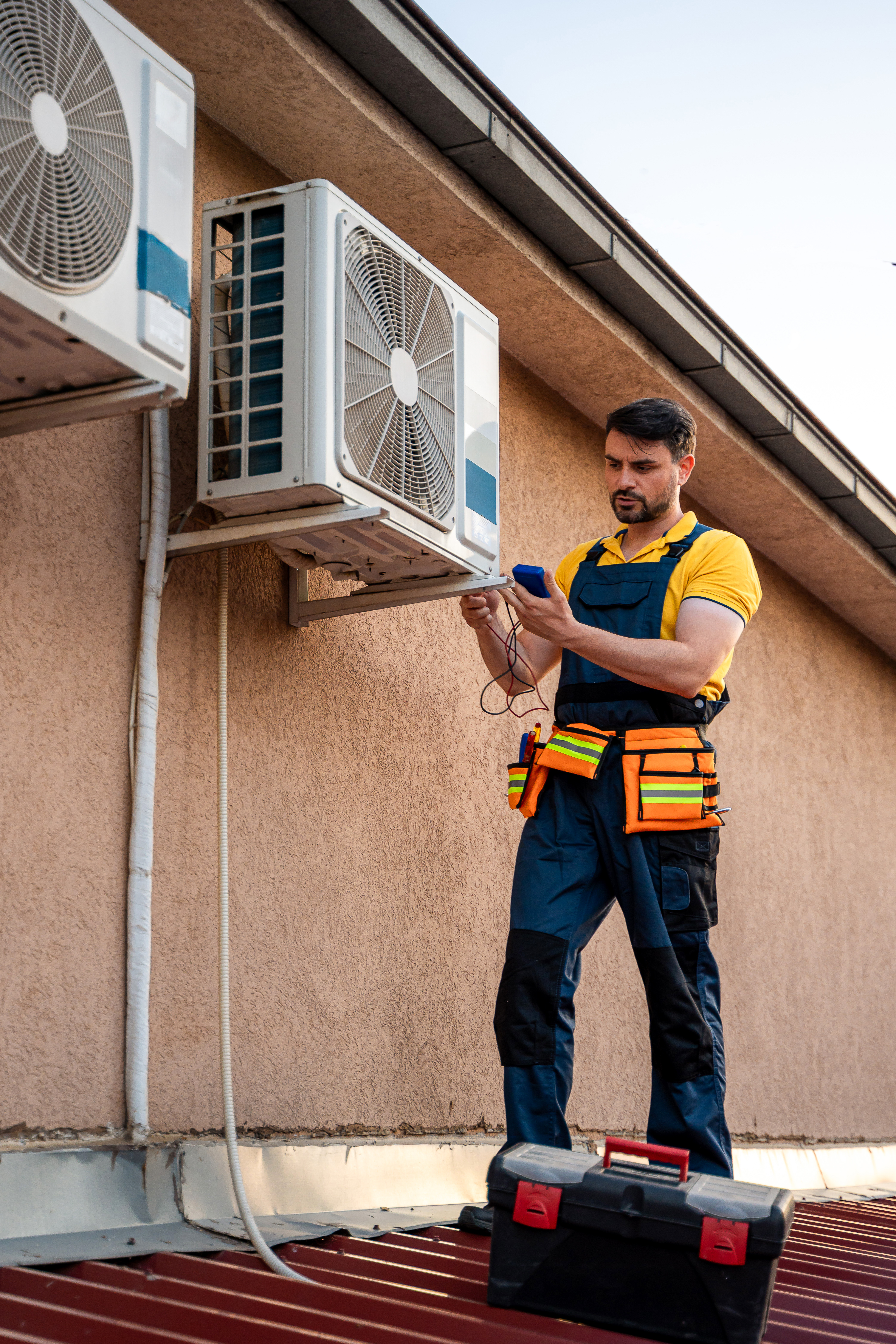 /media/wyjdphnj/technician-fixing-air-conditioning-unit-on-buildin-2026-03-08-22-57-32-utc.jpg